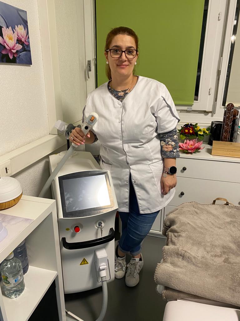 Esthéticienne Paula Da Costa de Prilly se tenant à côté de la machine laser diode 808 LD-7